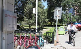 一个年轻人骑着自行车在城市街道上骑行