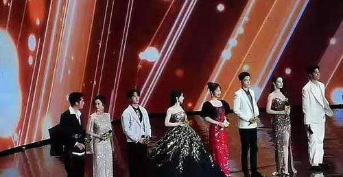 几位体育明星在颁奖台上合影