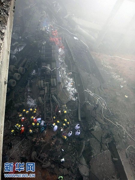 巴西桥梁坍塌事故现场