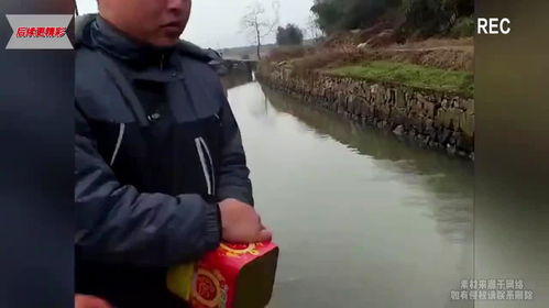 老人手持烟花筒图片