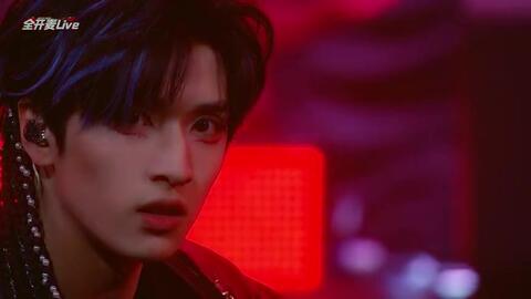 严浩翔通杀这赛季，微博热搜爆火背后的真实故事