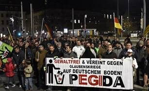 抗议者在街头举标语反对战争