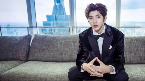 蔡徐坤和王嘉尔后台交谈画面