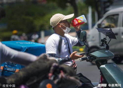 外卖骑手在高温天气送餐