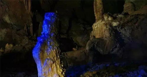 环保工作人员正在溶洞内部清理垃圾