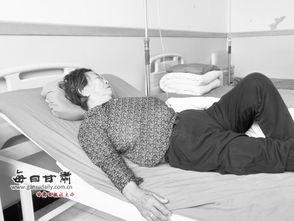 老人躺在病床上接受治疗