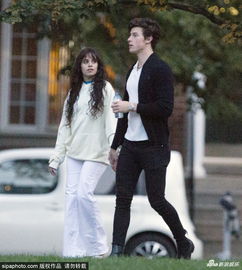 李东健与姜海琳在街头散步