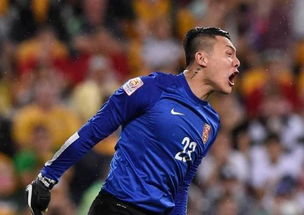 国足主力门将王大雷比赛中扑救瞬间