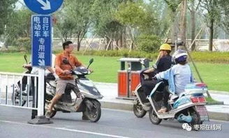 电动车大哥靠边让行 不慎掉水沟！惊险一幕全网刷屏