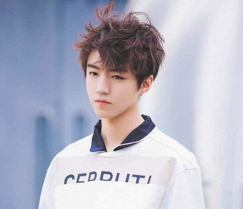 王安宇认真录制高考祝福视频