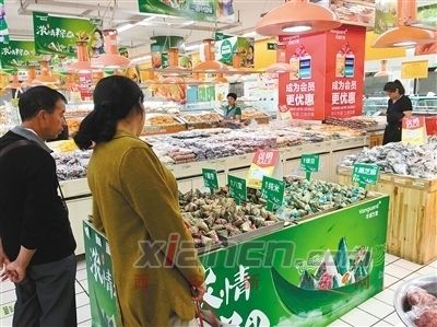 超市货架上各式各样的粽子礼盒