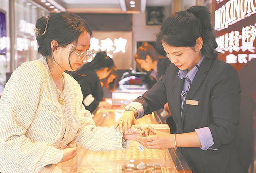 顾客在金店挑选饰品