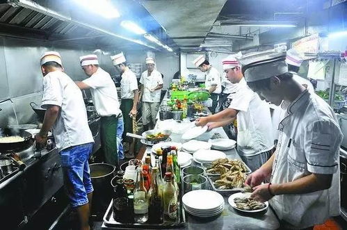 厨师深夜还在厨房调试菜品