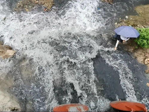 溶洞内黄绿色污水外溢流入河流