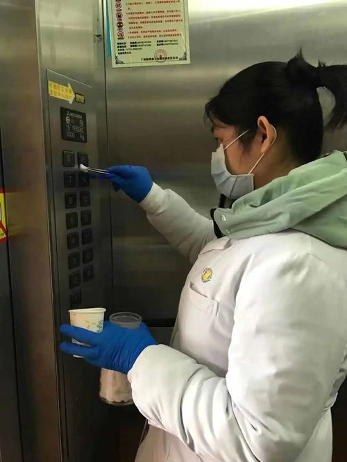 一位老人正在擦拭电梯按钮