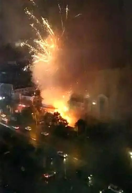 烟花爆炸现场图片