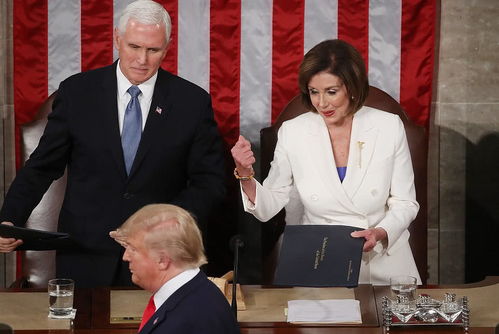 马斯克与特朗普在白宫握手