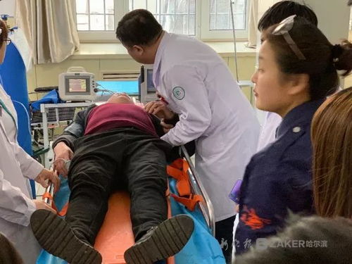 医护人员为伤者紧急包扎过程