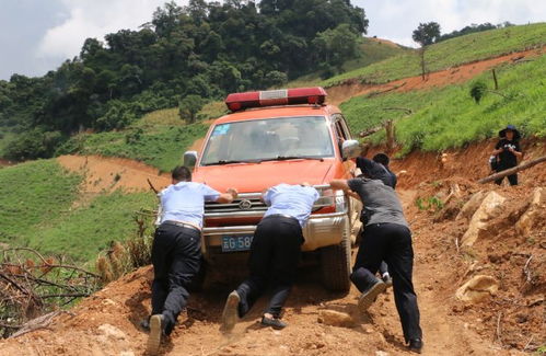 市民合力推车脱困