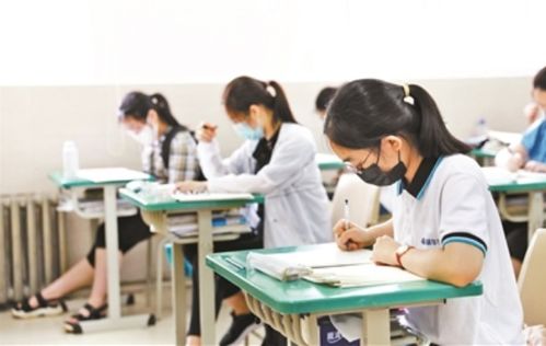 一位高考复读生在自习室学习