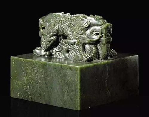 一块神秘的古代玉玺放在石台上