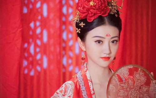 苏晓彤身穿红色嫁衣,头戴金饰,背景为古典庭院