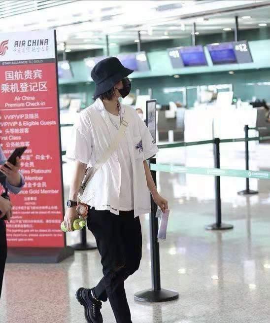 姚安娜在机场接受采访