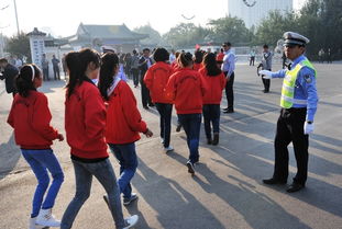 迪士尼工作人员在现场维持秩序