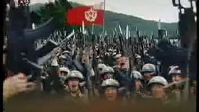 吴京在终点线挥舞国旗庆祝胜利