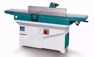 一位老师傅正在操作传统刨床设备