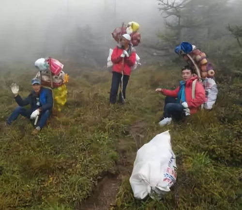 工作人员正在清理溶洞垃圾