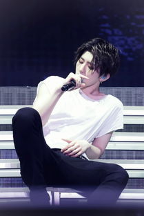 蔡徐坤舞台下与粉丝互动瞬间