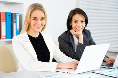 职场同事上班迟到场景图