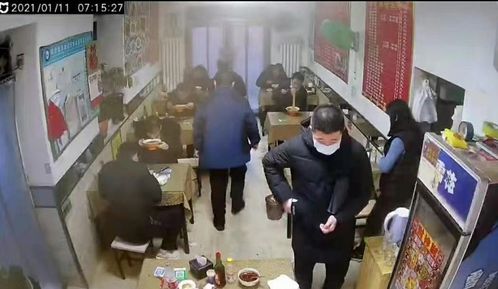 钉钉团队在小面馆讨论工作的场景