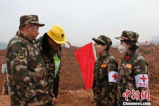 两名士兵被释放后拥抱家人