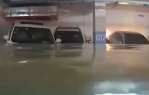 被洪水淹没的地下车库