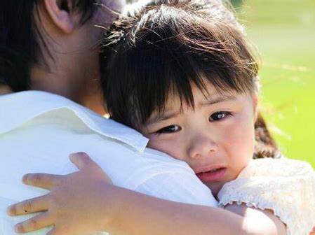 刘俊平家中孩子哭泣的照片
