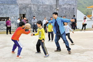 乡村孩子在阳光下打篮球
