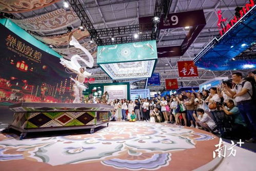 展览现场观众欣赏姜一涵作品