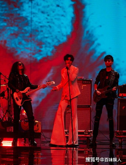 王嘉尔蔡徐坤音乐节同框引爆热搜！网友：这画面我磕到了