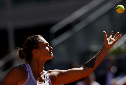 萨巴伦卡在比赛中击球