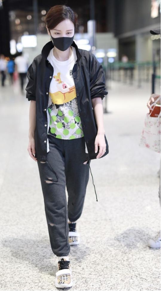 醒醒穿着休闲装双手叉腰