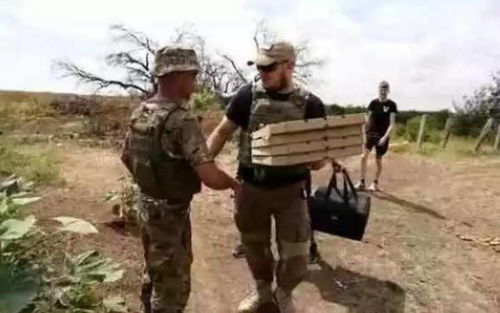 士兵手持通讯设备观察战场情况