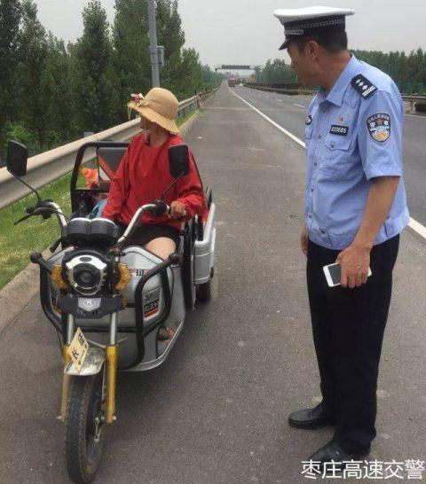 女子骑电动三轮强行闯高速