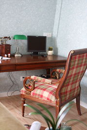 夜晚书桌上的台灯与笔记本电脑