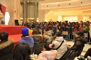 拍卖现场人群围观屏幕