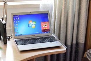 一本打开的旧笔记本上面写着字