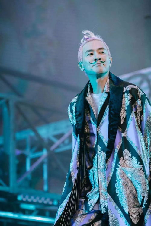 陈小春在演唱会现场落泪照片