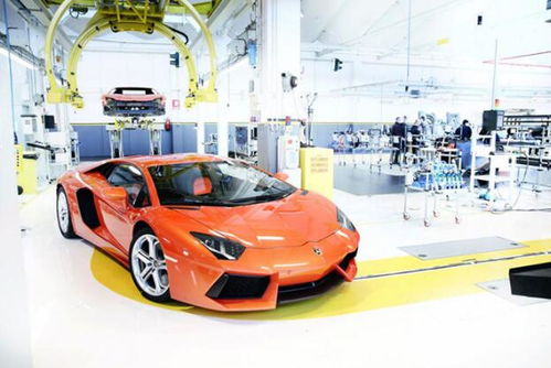 交警正在对兰博基尼车主进行酒精测试