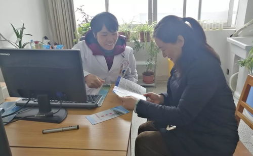 医生为患者讲解药品信息